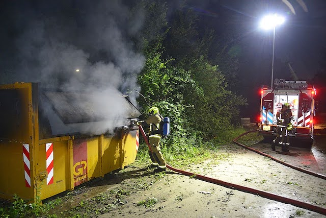 2023/123/20230705-23u43 GB 003 Containerbrand Rijstvogelstraat.jpg